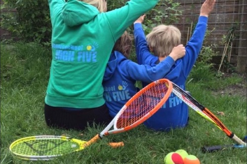 Toffe tennisjuf doet veel leuke spelletjes met de kids!